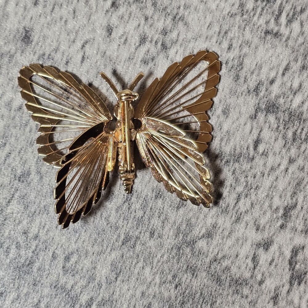 Vintage Monet Butterfly Brooch Pin Gold Tone Open Work Layered Signed Estate - Picture 3 of 5